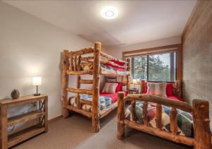 Postel nebo postele na pokoji v ubytování Northstar Resort Condo for 8 Free Shuttle