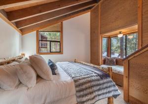 Postel nebo postele na pokoji v ubytování Northstar Resort Condo for 8 Free Shuttle