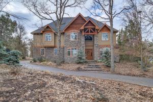 una grande casa con tetto di gambero di Klamath Falls Vacation Rental with Resort Amenities! a Klamath Falls
