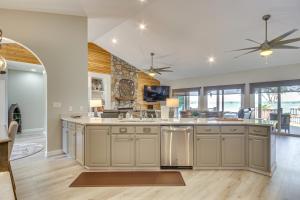 Gallery image of Lakefront Gem Hot Tub, Boat Launch Near Greenwood in Greenwood +24 photos