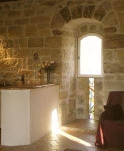 een kamer met een tafel en een raam in een gebouw bij Le Castillou in Luc-sur-Aude