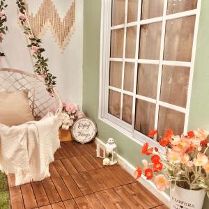 a room with a window and a chair and flowers at Cozzy Flamingo Renta Vacacional in Concepción de La Vega
