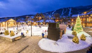 1206 Lodge At Spruce Peak Ski In Ski In Ski Out King Studio By Stowe Mountain Rentals v zimě