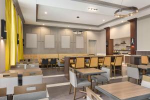 a dining room with tables and chairs in a restaurant at Homewood Suites by Hilton Philadelphia-City Avenue in Philadelphia