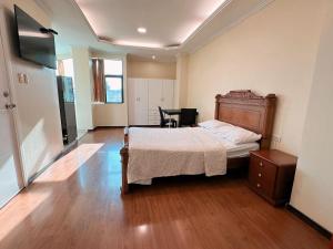 グアヤキルにあるSuitesecu Guayaquilのベッドと机が置かれた寝室