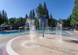 Bazén v ubytování Northstar Resort Condo for 8 Free Shuttle nebo v jeho okolí