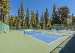 Tenis a/nebo squash v ubytování Northstar Resort Condo for 8 Free Shuttle nebo okolí
