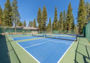 Tenis a/nebo squash v ubytování Northstar Resort Condo for 8 Free Shuttle nebo okolí