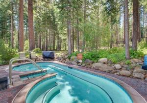 Bazén v ubytování Northstar Resort Condo for 8 Free Shuttle nebo v jeho okolí