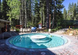 Bazén v ubytování Northstar Resort Condo for 8 Free Shuttle nebo v jeho okolí