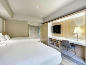 a hotel room with a bed and a tv at The Royal Sonesta Minneapolis Downtown in Minneapolis