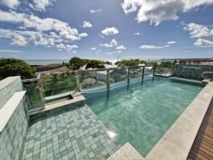 A piscina localizada em Linda cobertura vista mar ou nos arredores