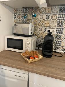 a counter with a microwave and a basket of bread at Apartamentos Mayte in Toledo