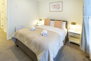 Postel nebo postele na pokoji v ubytování Cozy and Chic in Central Christchurch