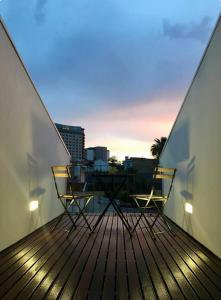 einen Balkon mit einem Tisch und Stühlen auf einem Gebäude in der Unterkunft Exclusive Luxury Villa with S-pool & Garden in Porto