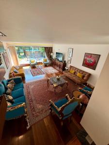 eine Luftaufnahme eines Wohnzimmers mit blauen Möbeln in der Unterkunft Exclusive Luxury Villa with S-pool & Garden in Porto + 35 Fotos