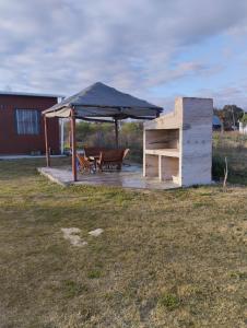 ein Pavillon mit Picknicktisch und Bank in der Unterkunft Afecto in San Gregorio de Polanco