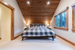 a bedroom with a bed and a wooden ceiling at Eclipse Retreat at Tahoe Park - Hot Tub - Fenced Yard & steps to HOA Access in Tahoe City