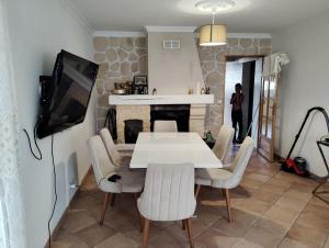 Un comedor con mesa y sillas y chimenea. en L'échappée belle 95, en Goussainville
