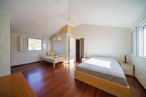 Giường trong phòng chung tại Apartamento com vista 360 sobre o Funchal