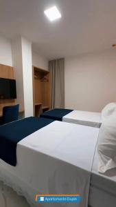 Una habitación de hotel con dos camas y un televisor. en Pousada Fortaleza, en Ribeira do Pombal 47 fotos más