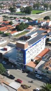 Una vista aérea de un gran edificio en una ciudad. en Pousada Fortaleza, en Ribeira do Pombal