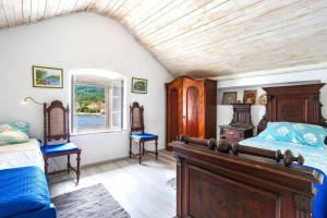 une chambre avec un lit et un plafond en bois dans l'établissement Secluded fisherman's cottage Ston - Supavao, Peljesac - 9485, à Ston
