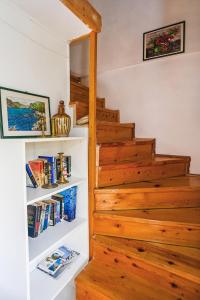 un escalier avec une étagère à côté dans l'établissement Secluded fisherman's cottage Ston - Supavao, Peljesac - 9485, à Ston