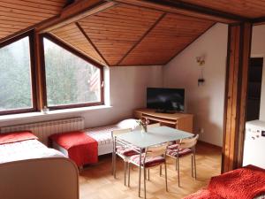 Un televizor și/sau centru de divertisment la Green Country Hostel