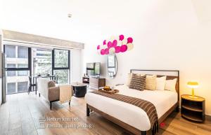 a bedroom with a bed and a table and a chair at Kukun Reforma & Downtown in Mexico City