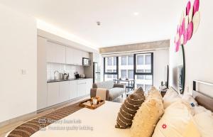 a living room with a couch and a kitchen at Kukun Reforma & Downtown in Mexico City