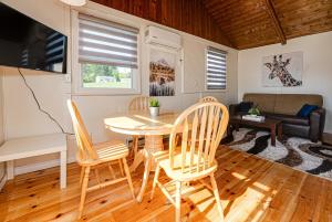 Una cocina y una sala de estar con mesa y sillas. en Love of Lake Cecebe #7 - Maijac Resort & Marina, en Burks Falls 22 fotos más