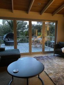 Χώρος καθιστικού στο Sabbaticus 3 Bed Waiheke Escape