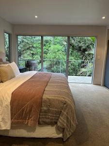Ένα ή περισσότερα κρεβάτια σε δωμάτιο στο Sabbaticus 3 Bed Waiheke Escape