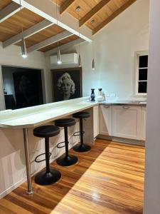 Η κουζίνα ή μικρή κουζίνα στο Sabbaticus 3 Bed Waiheke Escape