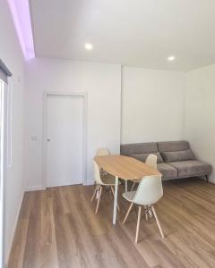 Zimmer mit einem Tisch, Stühlen und einem Sofa in der Unterkunft Casa da leira in Madalena