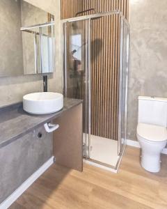 ein Badezimmer mit Waschbecken und Toilette in der Unterkunft Casa da leira in Madalena