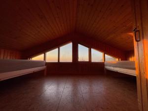 Ein Bett oder Betten in einem Zimmer der Unterkunft Dreamy cabin with a garden