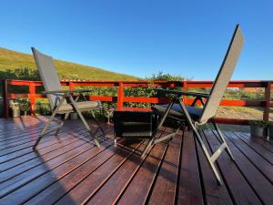 Ein Balkon oder eine Terrasse in der Unterkunft Dreamy cabin with a garden