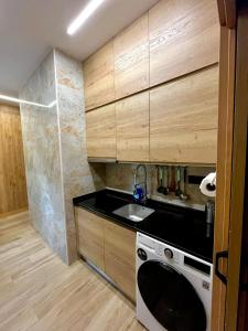 Il comprend une petite cuisine équipée d'un évier et d'un lave-vaisselle. dans l'établissement Hostel Vida Verde, à Madrid