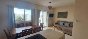 Ruang duduk di VILLAS TULUM ideal para nomadas digitales