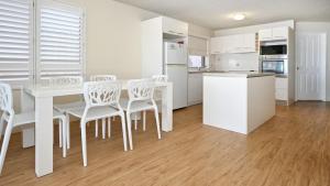 Dapur atau dapur kecil di Kookaburra Court Unit 3 Bulcock Beach QLD