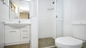 Bilik mandi di Kookaburra Court Unit 3 Bulcock Beach QLD +15 gambar