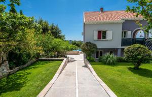 Vonkajšia záhrada v ubytovaní Holiday Home Lovorno Croatia