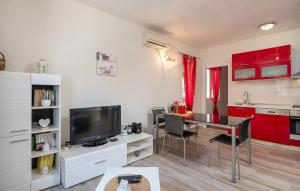 Televízia a/alebo spoločenská miestnosť v ubytovaní Holiday Home Lovorno Croatia