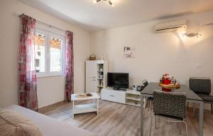Televízia a/alebo spoločenská miestnosť v ubytovaní Holiday Home Lovorno Croatia