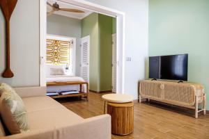 TV a/nebo společenská místnost v ubytování Niu Beach Hôtel Moorea
