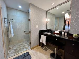 Vannituba majutusasutuses Boutique Suites 3 min walk to beach