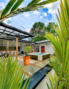 a backyard with a pool and a house at Espectacular casa Campestre con Jacuzzi in Salento