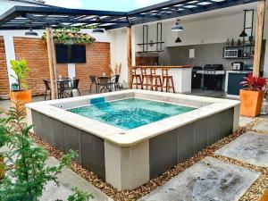 a large hot tub in a backyard with a kitchen at Espectacular casa Campestre con Jacuzzi in Salento